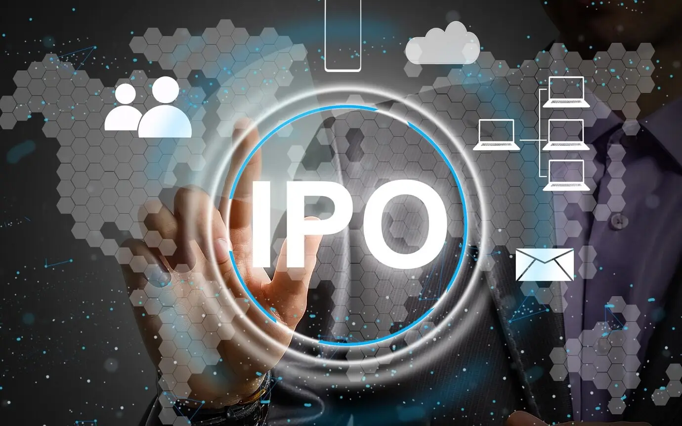 Podnikatel stiská tlačítko IPO (Initial Public Offering) v síti na grafu.