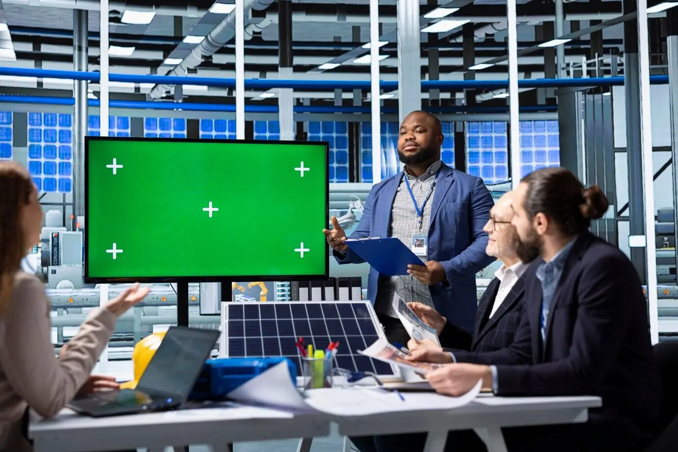 Investoři sledují maketový monitor, aby posoudili potenciální rizika investice do továrny.